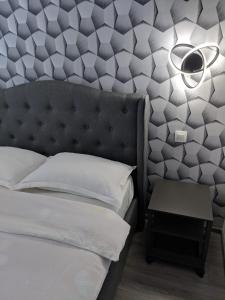 布拉索夫武士之家膳食公寓的一间卧室配有一张六角形墙床