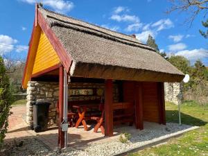 西格利盖特Bene Vendégház的小木屋设有屋顶和野餐桌