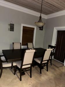 乔治镇Hidden Gem Exuma - KING BED master suite and central air的一间用餐室,配有黑色的桌子和椅子