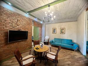 第比利斯T2&T3 Apartments LEVANTO的客厅配有蓝色的沙发和桌子