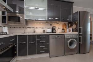 洛斯克里斯蒂亚诺斯Achacay的厨房配有不锈钢冰箱和洗碗机