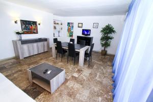 萨洛BAHIA II HomeStay by Turismar的客厅配有桌椅和电视。
