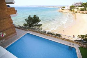 萨洛BAHIA II HomeStay by Turismar的海滩旁的大型蓝色游泳池