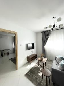拉各斯Sigma Base Apartments的客厅配有沙发和桌子