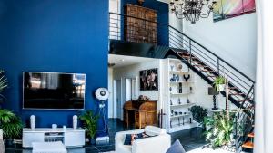 蒂亚斯Villa Canis的客厅设有蓝色的墙壁和楼梯。