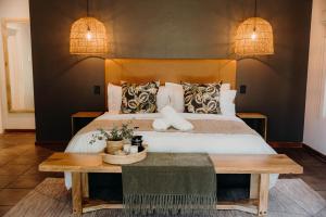 雾观Linvale Country Lodge的一间卧室配有一张床和一张木桌