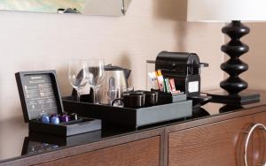 布加勒斯特布加勒斯特JW万豪大酒店的一个带咖啡壶和眼镜的柜台