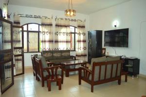 布琼布拉Bujumbura Sweet Home - Maison bien équipée avec voiture gratuite的客厅配有桌椅和沙发