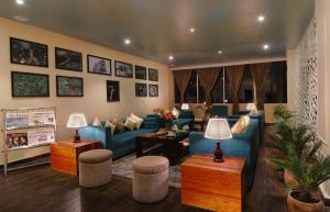 甘托克Five Gangtok的客厅配有蓝色的沙发和桌子
