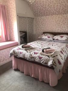 Upper BaybleTwo Chimneys的一间卧室配有一张床、镜子和窗户