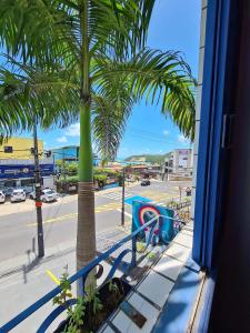 纳塔尔Soul Hostel Natal的阳台的棕榈树享有街道景色