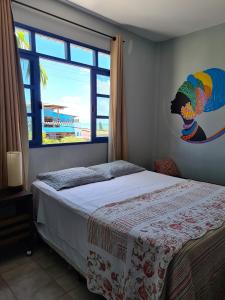 纳塔尔Soul Hostel Natal的一间卧室设有一张床和一个大窗户