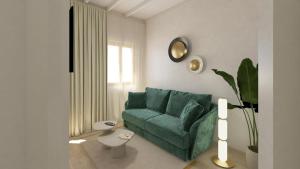 休达德亚LLONGA'S Ciutadella的客厅设有绿色沙发和窗户。