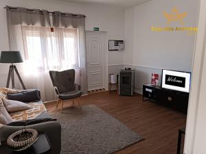 贝尔蒙特Casa dos Andrades的带沙发和电视的客厅