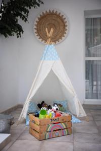 马贝拉Casa Hibiscus Marbella的玩具帐篷内有动物填充物