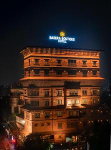 加德满都Basera Boutique Hotel的一座建筑物,上面有夜间标志