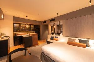 大阪Hotel Keihan Namba Grande的酒店客房带一张床和一个厨房