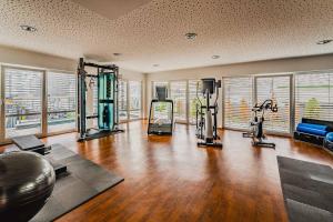 海尔布隆卡斯特尔最佳西方酒店的大楼内带跑步机和健身器材的健身房