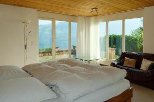 法伦湖Villa Nora的客厅,床上有一堆枕头