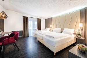 海尔布隆卡斯特尔最佳西方酒店的酒店客房配有两张床和一张书桌