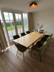 东卡佩勒Het Landhuis的一间带木桌和椅子的用餐室