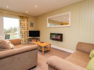 普雷斯顿Oak Lodge的客厅配有两张沙发和一台电视机