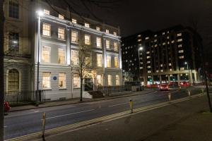 贝尔法斯特Wilton House Belfast Serviced Apartments的夜幕降临的城市街道上