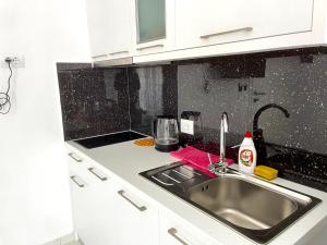 卡萨米尔Villa Denis Ksamil的厨房配有水槽和台面