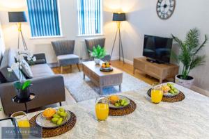 唐克斯特Stay Yorkshire Hamilton Mews Apartment的客厅配有带水果的桌子