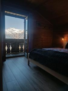 思科纳Portnerhof auf Oberkirn的一间卧室设有一张床和一个山景窗户。