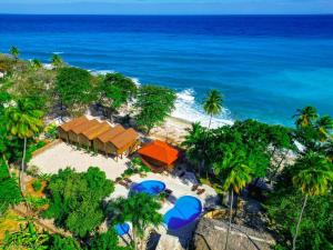Paraíso海风酒店的海滩上的度假村的空中景致