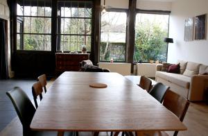 蒙特里夏尔Gite La Gazo - Grande maison chaleureuse.的客厅配有一张木桌和椅子