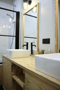 蒙特里夏尔Gite La Gazo - Grande maison chaleureuse.的浴室设有白色水槽和镜子