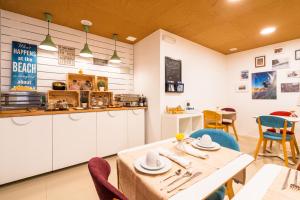萨格里什卡萨阿祖尔萨格雷斯客房公寓的厨房以及带桌椅的用餐室。