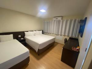 阿西斯HD广场酒店的酒店客房设有两张床和窗户。