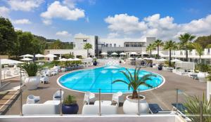 比奥Mouratoglou Hotel & Resort的度假村游泳池的图片