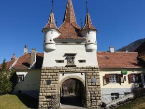 布拉索夫Old City Lux 2的通往城堡建筑的拱门