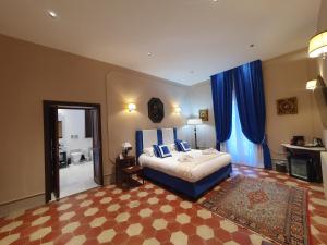 蒂沃利Palazzo Papa Gregorio XVI的一间卧室配有一张特大号床和蓝色窗帘