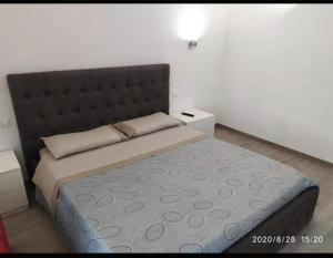 塔兰托Casa Vacanze Dany的一间卧室配有一张大床和大床头板