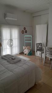 GualeguaychúAmarello的一间卧室配有一张大床和一把椅子