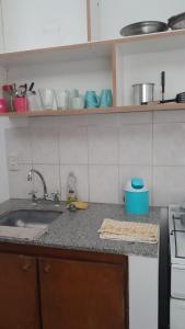 GualeguaychúAmarello的厨房配有水槽和台面
