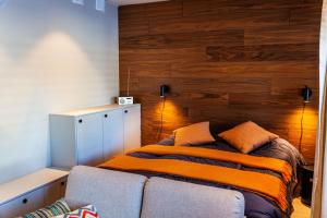 列维Levi Platinum Superior Studio的一间卧室配有一张带橙色毯子的床