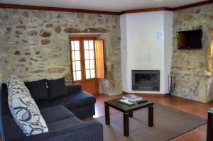 Casa da Laranjeira的带沙发和壁炉的客厅