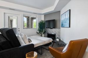 基洛纳Gorgeous Condo, Perfect Okanagan Getaway 1207的带沙发和电视的客厅