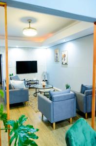 彼得马里茨堡Mdumela Stays 2 Bedroom Modern City Apartment的客厅配有两张沙发和一台电视机