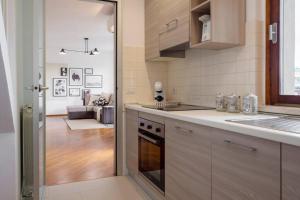 佩鲁贾Exclusive penthouse with 60 m2 panoramic terrace的一间带炉灶的厨房 客厅旁的顶级烤箱