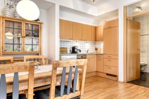 布兰德Residenz Colrosa - Ferienwohnung Beck的厨房配有木制橱柜和桌椅
