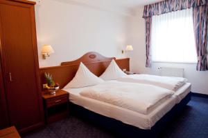 吕德斯海姆福森科勒酒店的酒店客房设有床和窗户。