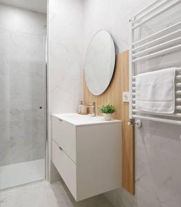 圣塞瓦斯蒂安NUEVO Apartamento en el centro de Donosti的白色的浴室设有水槽和镜子