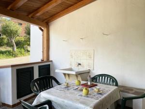 波蒙特Casa Giovanni - Pomonte的庭院内一张桌子、椅子和一个水槽